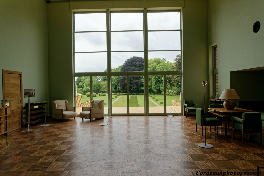 L'entrée du hall-salon  est dans l'axe de la baie vitrée qui plonge sur le miroir d'eau, axe de symétrie du parc.